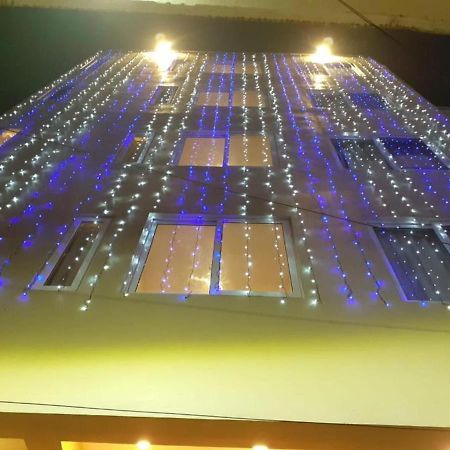 ורנאסי Hotel Artika Inn מראה חיצוני תמונה