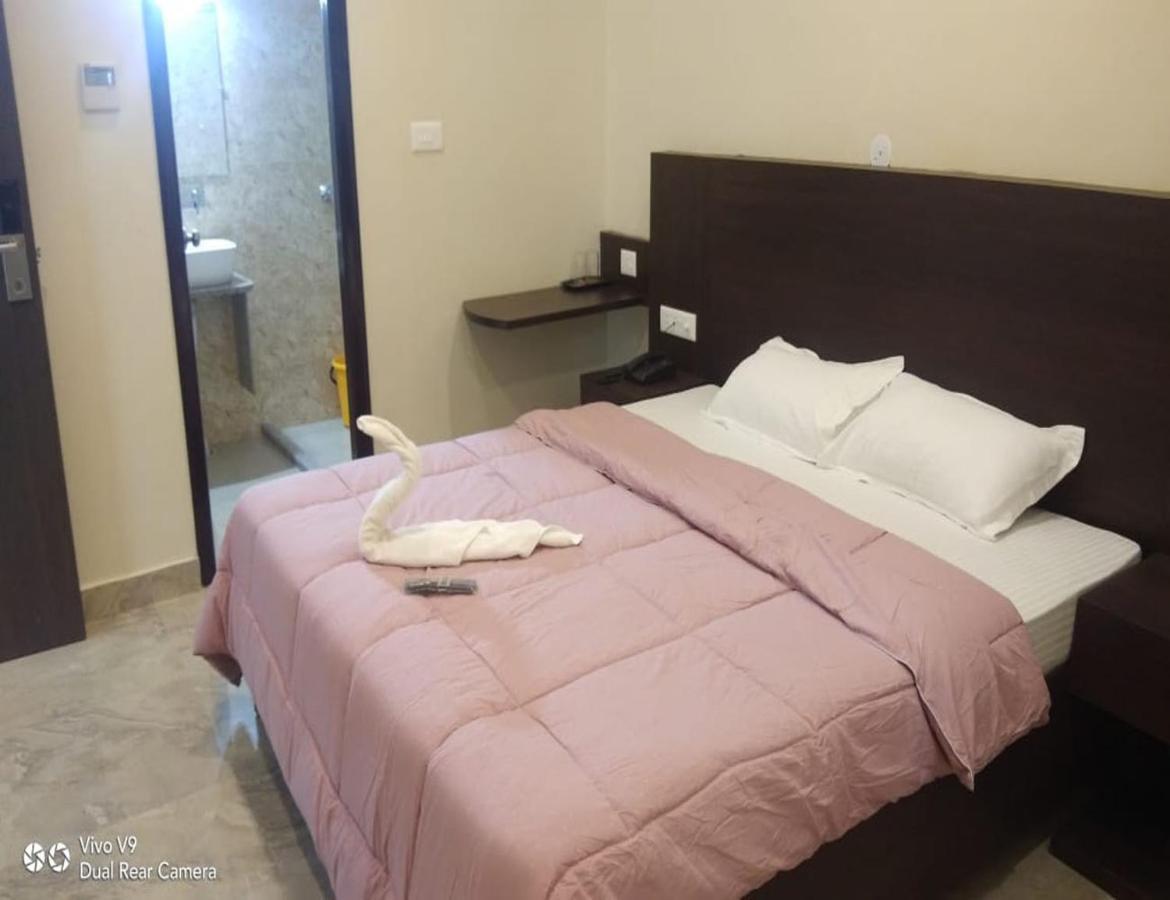 ורנאסי Hotel Artika Inn מראה חיצוני תמונה