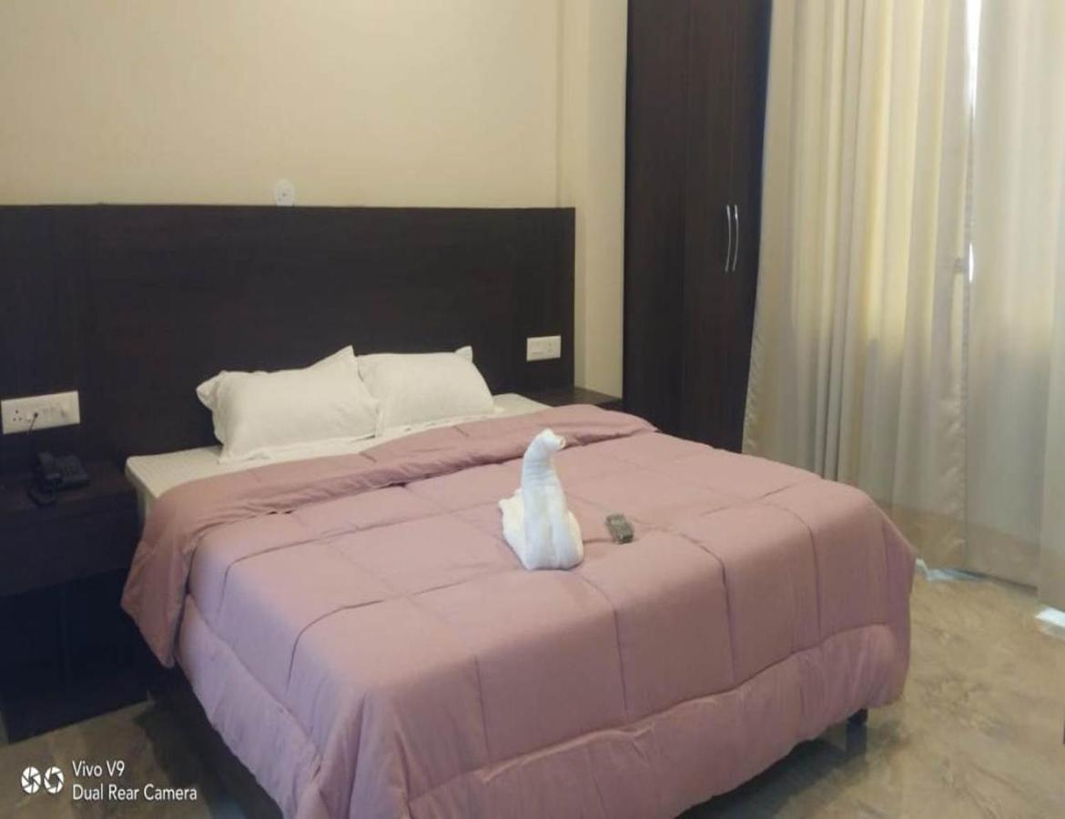 ורנאסי Hotel Artika Inn מראה חיצוני תמונה