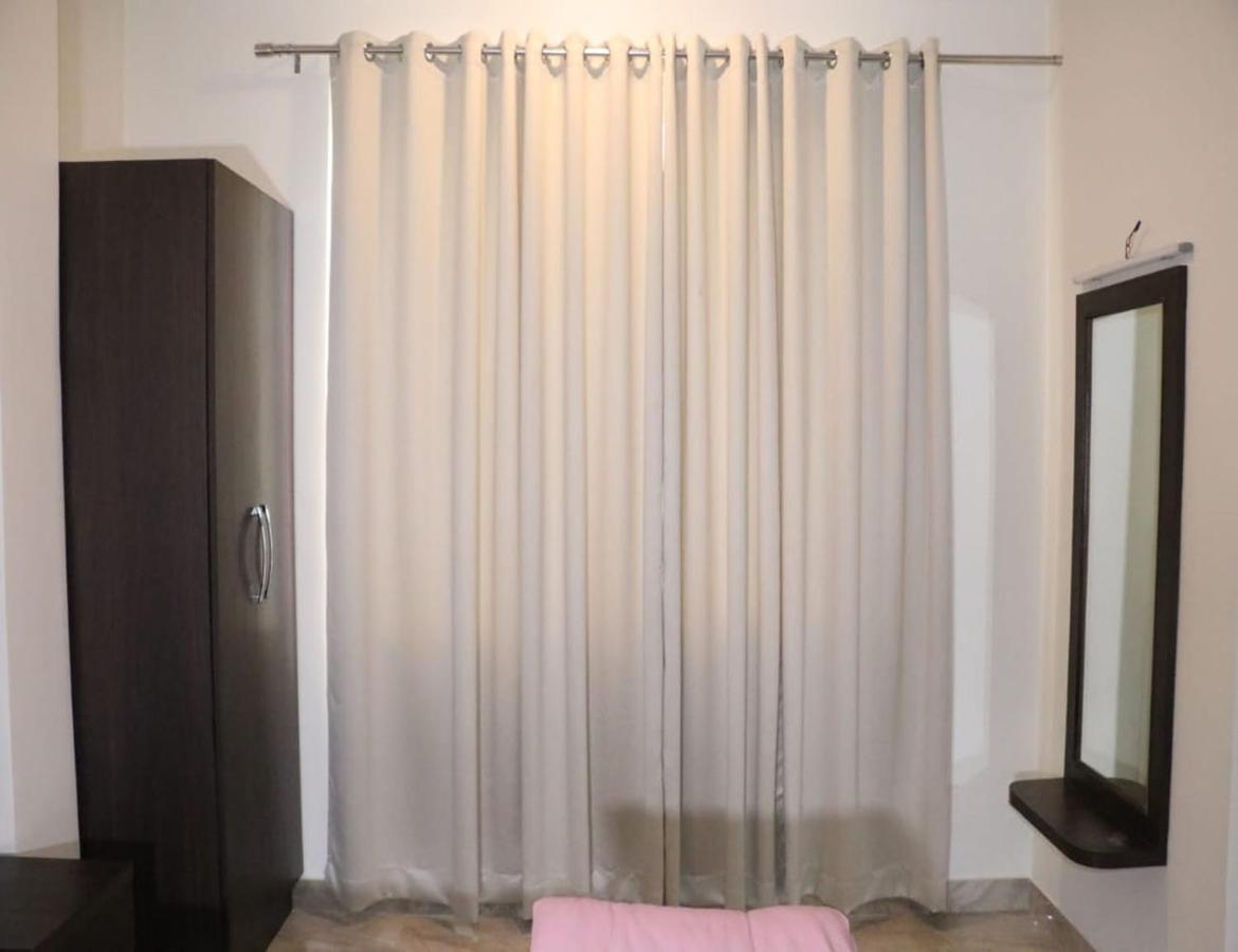 ורנאסי Hotel Artika Inn מראה חיצוני תמונה