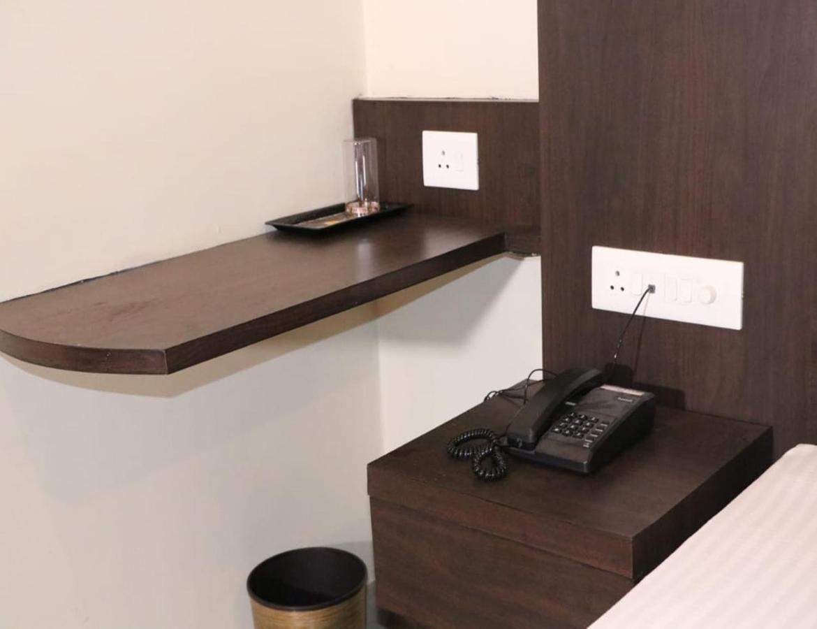 ורנאסי Hotel Artika Inn מראה חיצוני תמונה