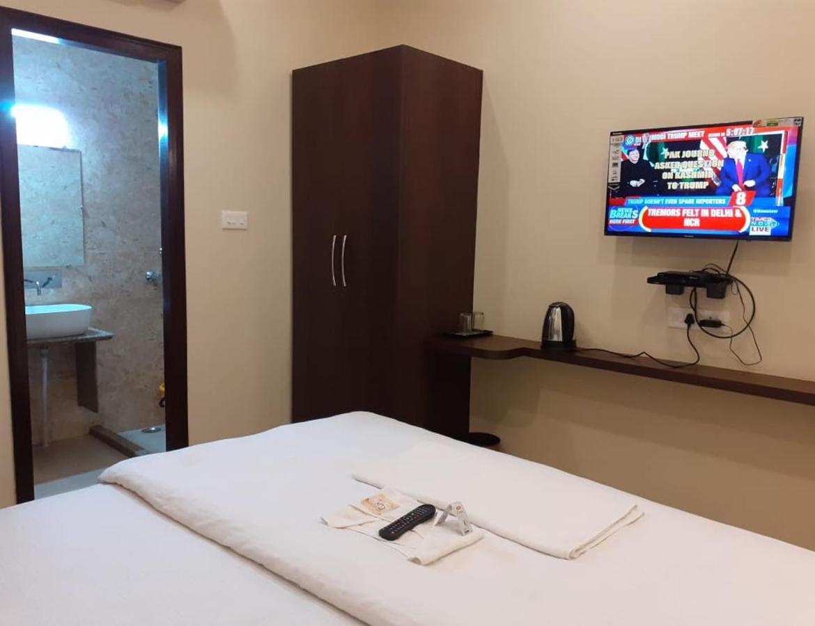 ורנאסי Hotel Artika Inn מראה חיצוני תמונה